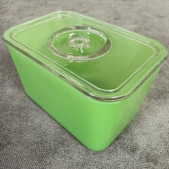 VINTAGE Jadeite Refrigerator Dish with Glass Lid - Picture 2 of 16